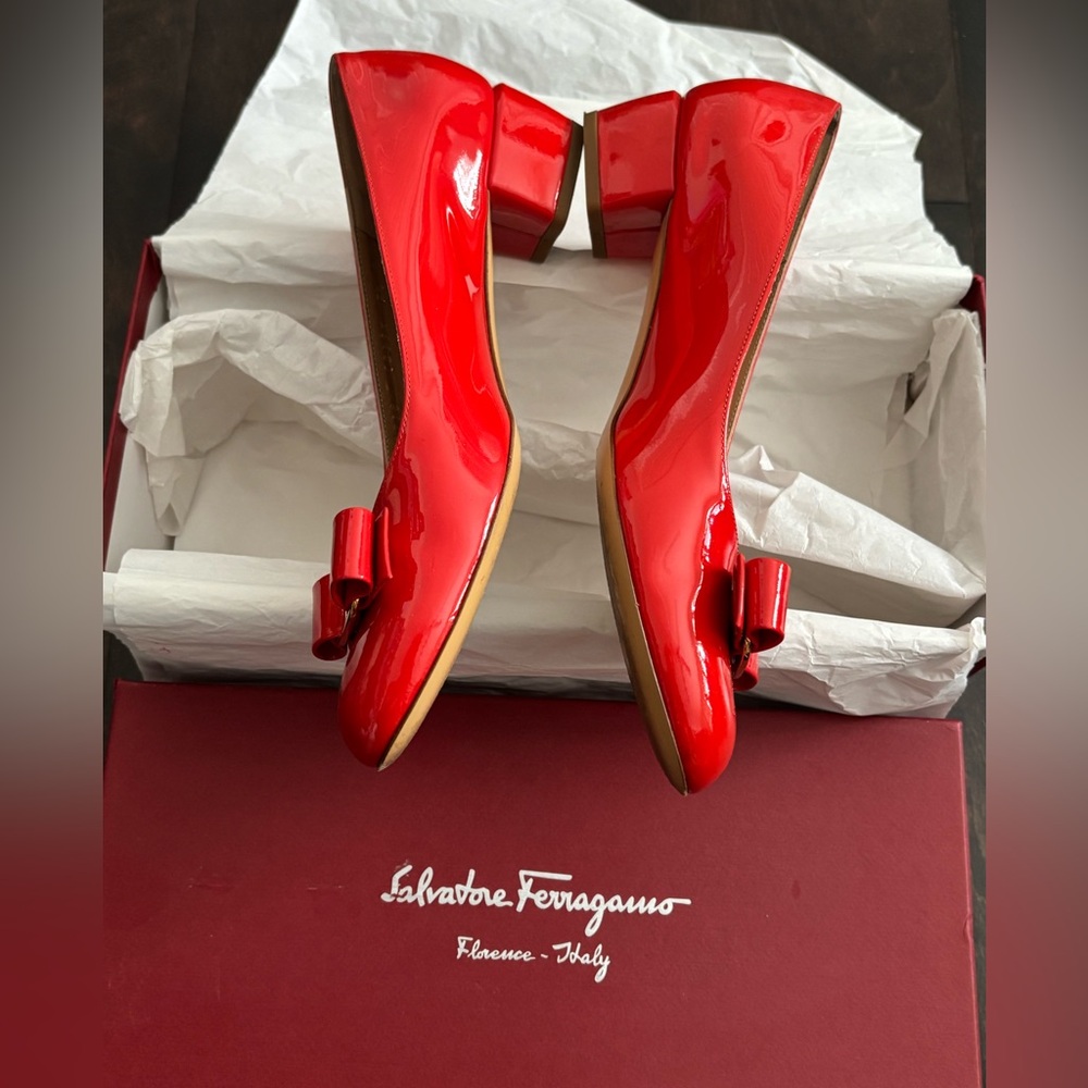 Salvatore Ferragamo Red Patent Vara Bow Flats with Gold Plaque - Picture 6 of 11